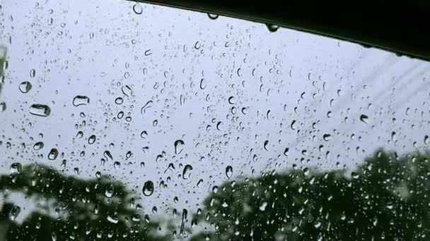 Zbliżenie Ostrości Kropel Wody Szybę Samochodu Podczas Intensywnych Opadów Deszczu — Wideo stockowe