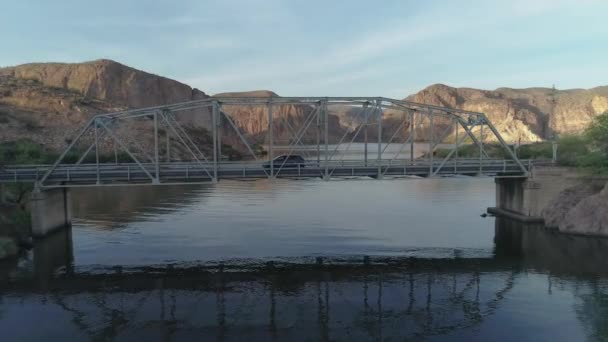 Aerial Drone Går Lake Bridge Till Utsikt Över Ökensjön Canyon — Stockvideo