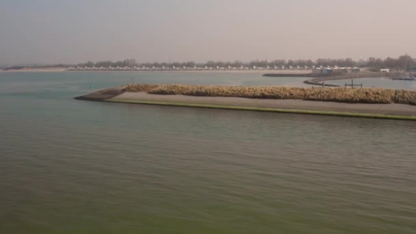 Hava Puslu Bahar Gününde Liman Tatil Parkı — Stok video