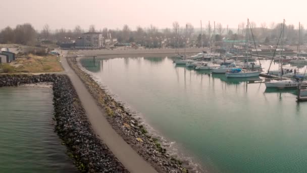 春天里雾蒙蒙的海港和度假地 — 图库视频影像