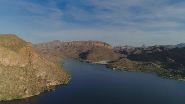 Aerial 沙漠湖 峡谷湖 的Drone Pan射击 — 图库视频影像