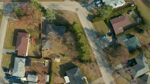 春の間郊外の複数の家のトップダウンドローンビュー — ストック動画