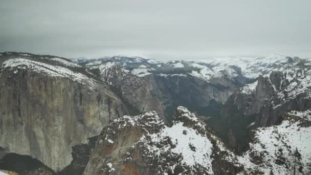 Panning Tiro Neve Coberto Dewey Point Cimeira Parque Nacional Yosemite — Vídeo de Stock
