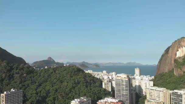 前景に高層住宅 背景にシュガーローフ山とリオデジャネイロのコパカバーナ地区でゆっくりとした空中移動 — ストック動画