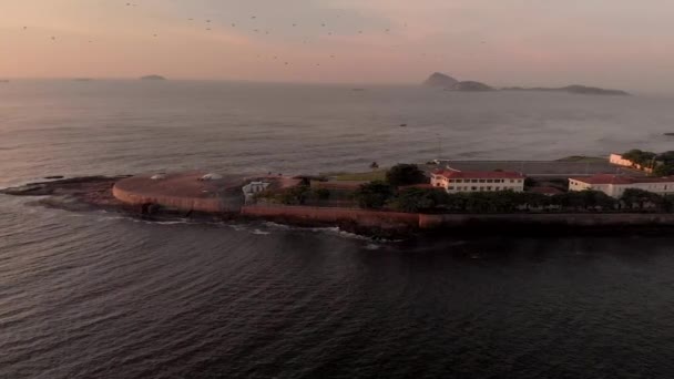 Воздушный Боковой Обзор Золотой Час Над Фортом Копакабана Рио Жанейро — стоковое видео
