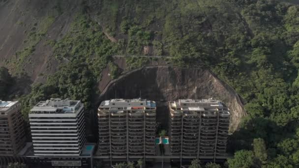 Langsamer Anflug Von Wohnhochhaus Eigentumswohnungen Der Teilweise Ausgeschnittenen Bergseite — Stockvideo