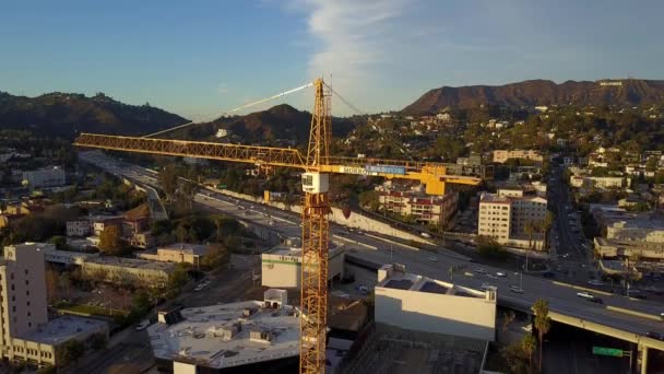 Aerial Drone在好莱坞著名的国会山唱片公司大楼上方拍摄的镜头 被Dji Mavic无人机击中 — 图库视频影像