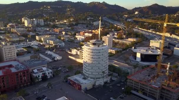 Aerial Drone在好莱坞著名的国会山唱片公司大楼上方拍摄的镜头 被Dji Mavic无人机击中 — 图库视频影像