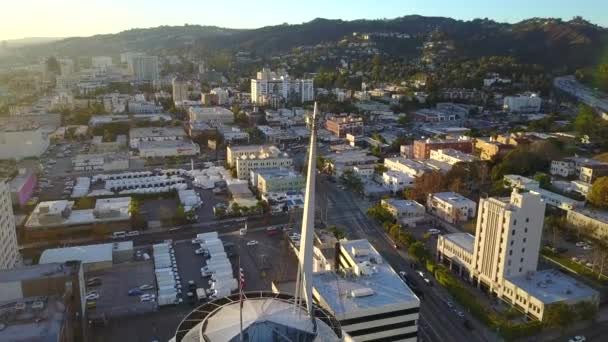 Drohnenaufnahmen Aus Der Luft Über Dem Berühmten Capitol Records Gebäude — Stockvideo
