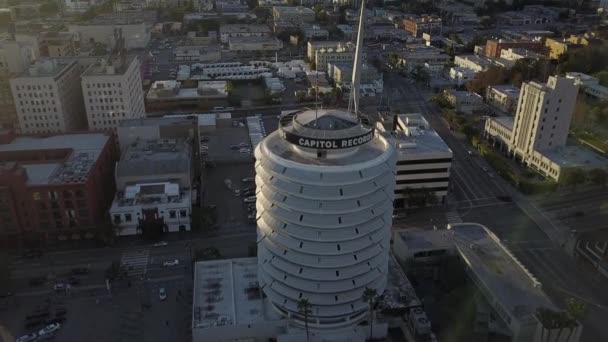 Drohnenaufnahmen Aus Der Luft Über Dem Berühmten Capitol Records Gebäude — Stockvideo