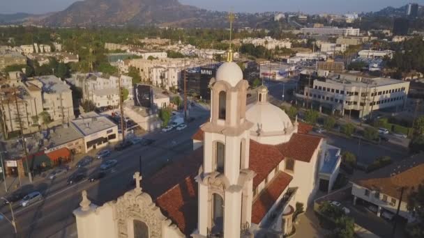 Légi Felvétel Észak Hollywood Első Egyesült Metodista Egyházáról Dji Mavic — Stock videók