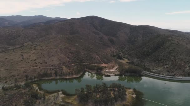 Aerial Drone Zoom Van Berg Door Green Water Lake Otay — Stockvideo