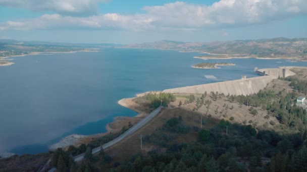 Hydroelektrische Dam Met Drijvende Zonnepanelen Windturbines Achtergrond Vliegen Voorbij — Stockvideo