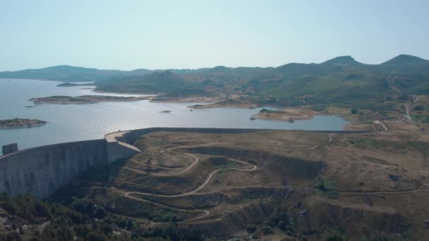 Vuelo Por Presa Hidroeléctrica Las Montañas — Vídeos de Stock