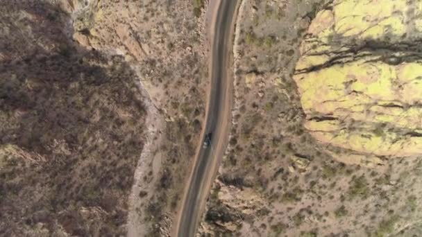 Aerial Sobrecarga Drone Shot Desert Mountain Road Montañas Superstición — Vídeos de Stock