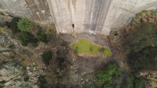 ダムの傾斜を上げるドローン 大豊湖 — ストック動画