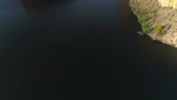 Aerial Drone Tilt Reveal Waterway Mountains Canyon Lake — Stockvideo