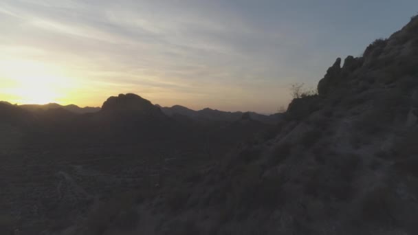 Aerial Zonsondergangen Het Woestijngebergte — Stockvideo