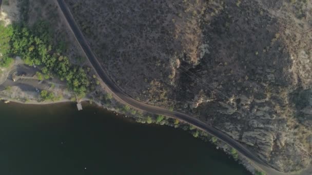 Aerial Espiral Shot Desert Road Cerca Del Lago — Vídeos de Stock