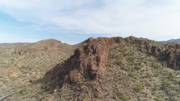 Aerial 无人机在沙漠山脉 迷信山脉 上空发射 — 图库视频影像