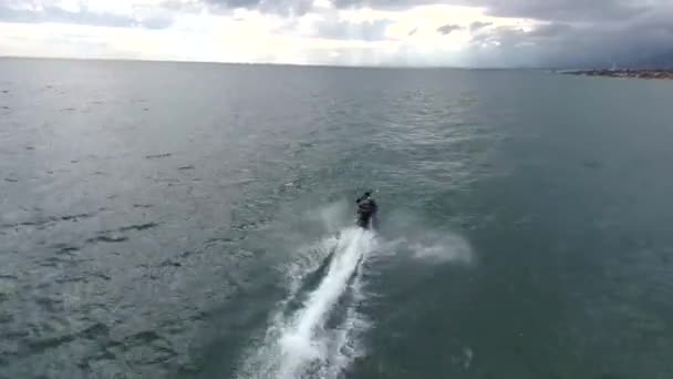 비디오는 스와인 스페이드의 해안에서 빠르게 스탠드업 경주를 드론에서 날아온 스포츠 — 비디오