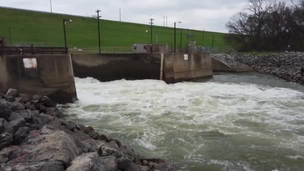 Acqua Trabocca Llela Sotto Diga Del Lago Lewisville — Video Stock