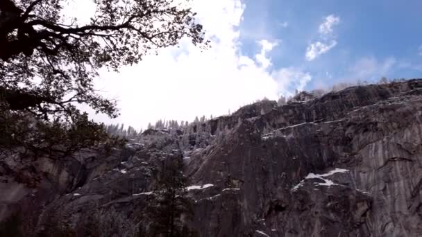 Slow Rotating Upward Shot Tree Lined Cliff Tops Yosemite Park — Stock Video