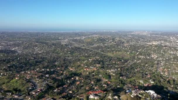 サンディエゴ郡の空中映像では 海までの景色 ドローンの回転とパンニング180度 — ストック動画