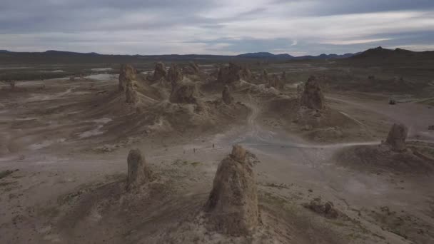 Drohne Über Einer Irdischen Landschaft Den Trona Pinnacles Kalifornien Über — Stockvideo