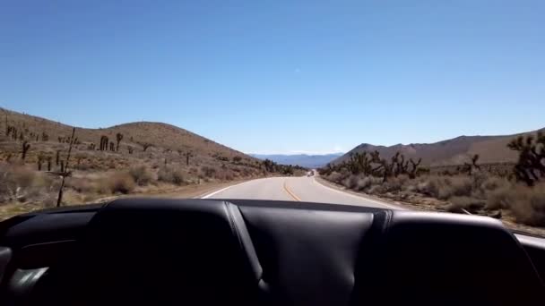 Vista Trasera Desde Coche Convertible Movimiento Como Carretera Del Desierto — Vídeo de stock