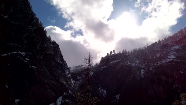 Lassú Serpenyő Yosemite Nemzeti Park Köd Ösvényén Egy Fával Szegélyezett — Stock videók
