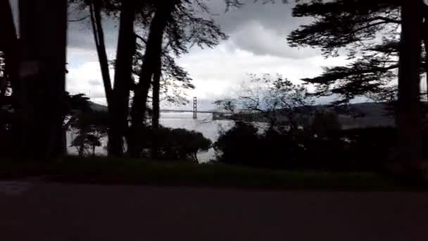 Rijdend Langs Lincoln Boulevard Kijkend Naar Golden Gate Bridge Verte — Stockvideo