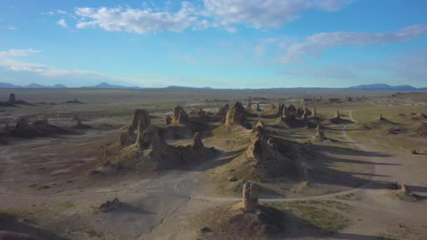 Fly Drone Πλάνα Από Trona Pinnacles Ένα Δραματικό Τοπίο Στην — Αρχείο Βίντεο