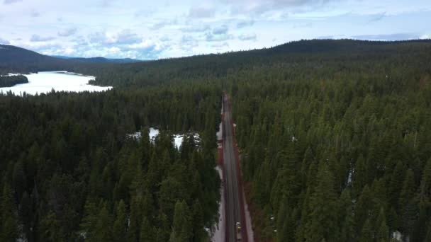 オレゴン マウンテン パス高速道路を走行する車の冬のシーン — ストック動画