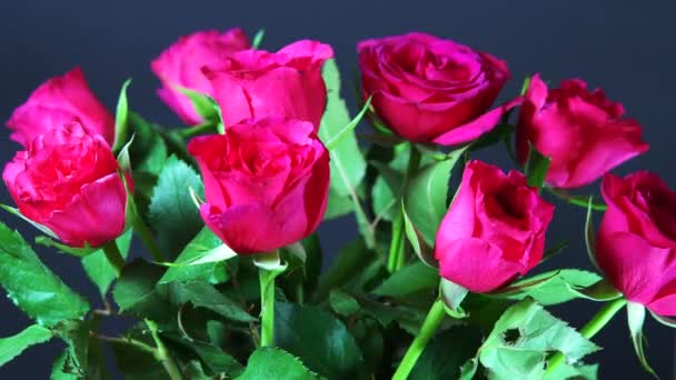 Bouquet Rotatif Roses Fleurs Avec Pétales Humides Feuilles — Video