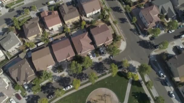 Aerial Dron Niskiej Pochyłości Sąsiedztwie Przedmieść — Wideo stockowe