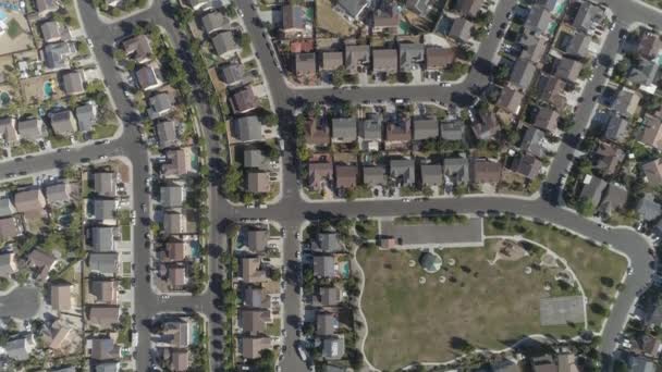 Aerial Suburban居民区的高空无人机射击 — 图库视频影像