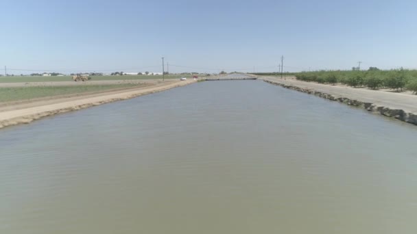 Aerial Tieffliegerdrohne Schießt Kanal Auf Dem Land — Stockvideo