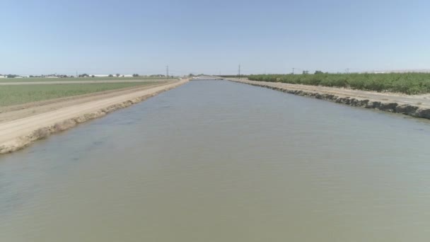 Aerial Tieffliegerdrohne Schießt Kanal Auf Dem Land — Stockvideo