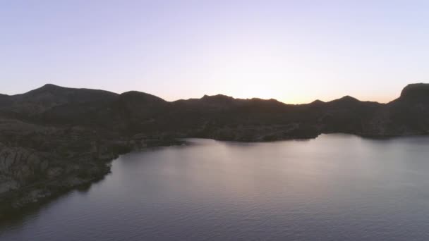 Aerial Pouštní Jezero Obklopené Horami — Stock video