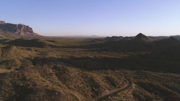 Aerial Desert Mountain Road Durante Golden Hour — Video Stock