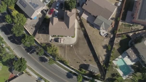 Aerial Rising Drone Shot Suburban Backyard Neighborhood — Vídeos de Stock