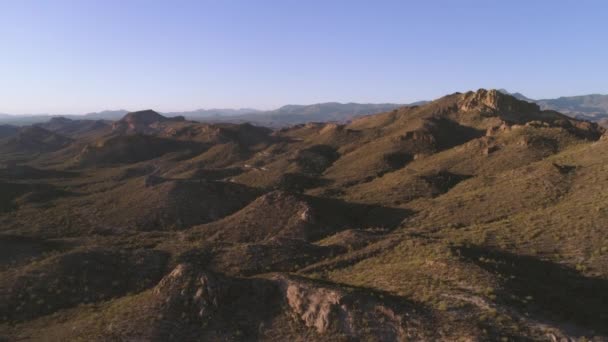 Aerial ゴールデンアワーの砂漠の山道 — ストック動画
