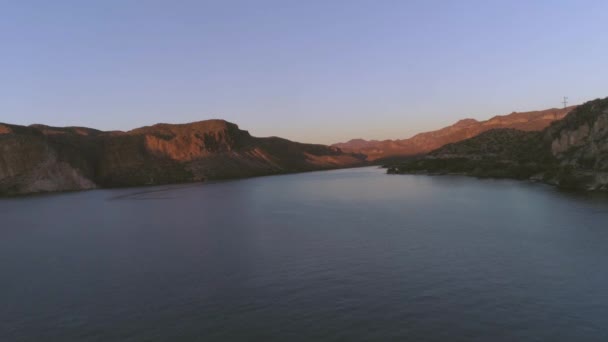 Aerial Lago Del Desierto Rodeado Montañas — Vídeos de Stock