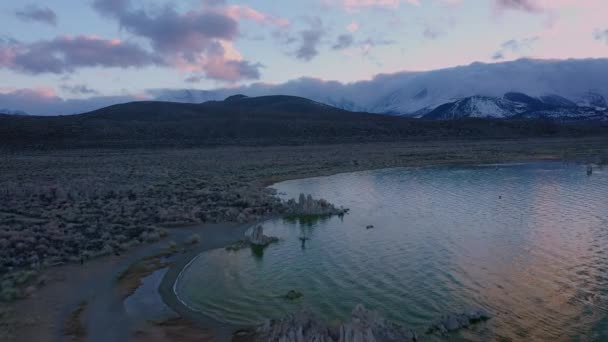 Bellissimo Filmato Drone Del Lago Mono California Durante Drammatico Tramonto — Video Stock