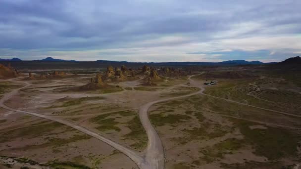 Nın Trona Tepeleri Doğru Uçtuğunu Gösteren Hava Görüntüleri Arka Planda — Stok video
