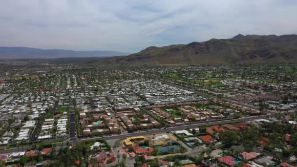 Aerial Palm Springs Kalifornie Dron Panning Vpravo Ukázat Domy Krajinu — Stock video