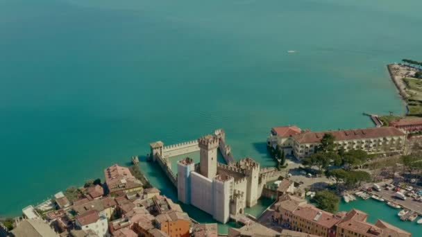 Drone Schot Sirmione Kasteel Garda Lake Italië — Stockvideo