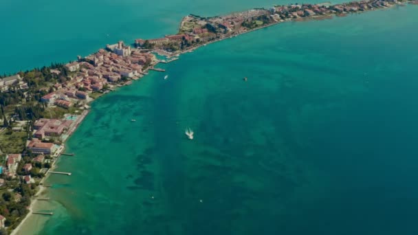 无人机在意大利加尔达湖锡尔米恩市上空鸣枪 — 图库视频影像