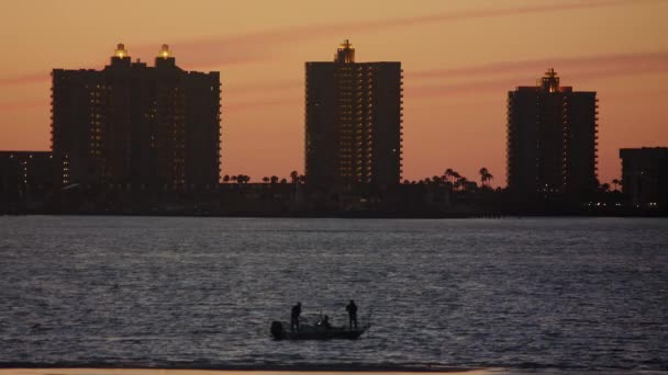 Florida Clearwater Sahili Nde Gün Batımında Bir Teknede Balıkçı — Stok video